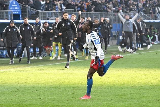 Soccer I Men I Season 2024 2025 I 2 Bundesliga I 20 Matchday I Hamburger SV Hannover 96 I 02 02 2025 Free kick, Jean Luc Dompe has scored to equalize 2 2 Hamburg Volksparkstadion Hamburg Germany Copyright: xLOBECA NorbertxGettschatx