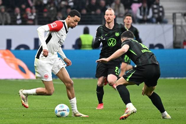Soccer 1 Bundesliga 20 Matchday Eintracht Frankfurt VfL Wolfsburg on 02 02 2025 at Deutsche Bank Park in Frankfurt Hugo Ekitike Frankfurt , left Konstantinos Koulierakis Wolfsburg , right DFL regulations prohibit any use of photographs as image sequences and or quasi video xJKx