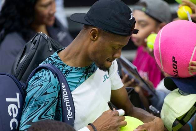 February 2, 2025, Frisco, Texas, USA: CHRISTIAN EUBANKS (USA) signs autographs for fans during round 2 of the qualifiers at the Dallas Open at the Star in Frisco, TX. CHRIS EUBANKS (USA) defeated JACK PINNINGTON JONES (GBR), 12-4. Frisco USA - ZUMAh193 20250202_zsp_h193_039 Copyright: xDanielxMcGregor-Huyerx