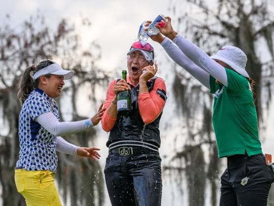 February 2, 2025: A Lim Kim of South Korea gets gets doused with water from Amy Yang of South Korea on the 18th green after winning the 2025 Hilton Grand Vacations Tournament of Champions held at Lake Nona Golf & Country Club in Orlando, FL. Romeo T Guzman CSM Orlando USA - ZUMAcg2_ 20250202_faf_cg2_114 Copyright: xRomeoxGuzmanx