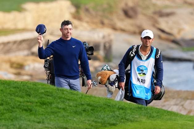 PEBBLE BEACH, CA - FEBRUARY 02: PGA, Golf Herren golfer Rory McIlroy acknowledges the fans as he walks up the 18th hole during the final round of the AT&T Pebble Beach Pro AM on February 2, 2025, at Pebble Beach Golf Links in Pebble Beach, California. (Photo by Brian Spurlock Icon Sportswire) GOLF: FEB 02 PGA AT&T Pebble Beach Pro-Am EDITORIAL USE ONLY Icon25020217