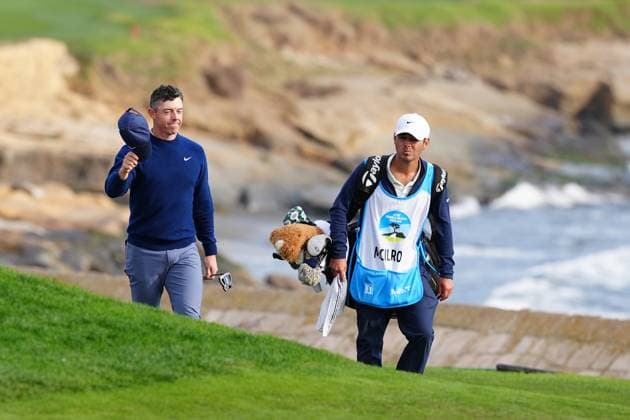 PEBBLE BEACH, CA - FEBRUARY 02: PGA, Golf Herren golfer Rory McIlroy acknowledges the fans as he walks up the 18th hole during the final round of the AT&T Pebble Beach Pro AM on February 2, 2025, at Pebble Beach Golf Links in Pebble Beach, California. (Photo by Brian Spurlock Icon Sportswire) GOLF: FEB 02 PGA AT&T Pebble Beach Pro-Am EDITORIAL USE ONLY Icon25020218