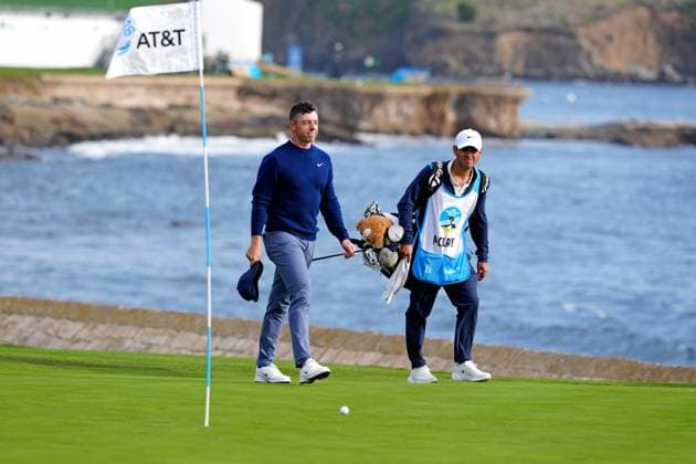 PEBBLE BEACH, CA - FEBRUARY 02: PGA, Golf Herren golfer Rory McIlroy acknowledges the fans as he walks up the 18th hole during the final round of the AT&T Pebble Beach Pro AM on February 2, 2025, at Pebble Beach Golf Links in Pebble Beach, California. (Photo by Brian Spurlock Icon Sportswire) GOLF: FEB 02 PGA AT&T Pebble Beach Pro-Am EDITORIAL USE ONLY Icon25020219