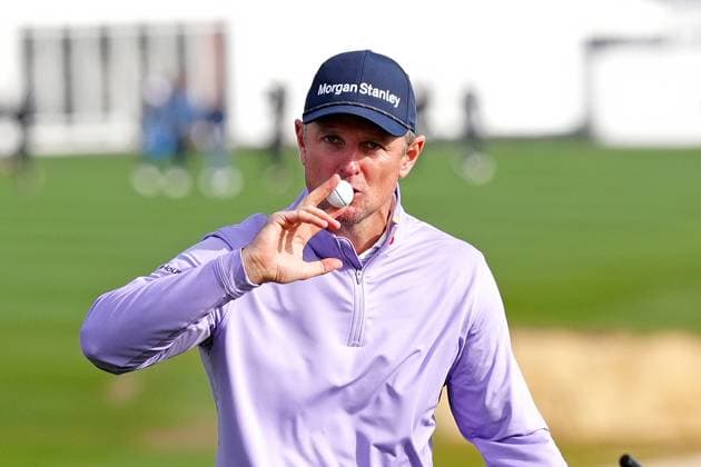 PEBBLE BEACH, CA - FEBRUARY 02: PGA, Golf Herren golfer Justin Rose kisses his golf ball after making an eagle on the 18th hole during the AT&T Pebble Beach Pro AM on February 2, 2025, at Pebble Beach Golf Links in Pebble Beach, California. (Photo by Brian Spurlock Icon Sportswire) GOLF: FEB 02 PGA AT&T Pebble Beach Pro-Am EDITORIAL USE ONLY Icon25020244