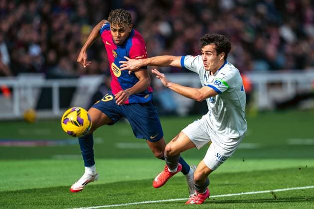 Bilder des Jahres 2025, Sport 02 Februar Sport Themen der Woche KW05 Sport Bilder des Tages (250203) -- BARCELONA, Feb. 3, 2025 -- Lamine Yamal (L) of FC Barcelona, Barca vies with Manu Sanchez of Deportivo Alaves during the LaLiga football match between FC Barcelona and Deportivo Alaves, in Lluis Companys Olympic Stadium, Barcelona, Spain, on Feb. 2, 2025. (Photo by Xinhua) (SP)SPAIN-BARCELONA-FOOTBALL-LALIGA-BARCELONA VS ALAVES JoanxGosa 