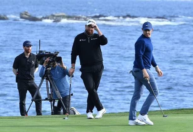 February 2, 2025, Pebble Beach, Ca, USA: Shane Lowry and Rory McIlroy are seen on the 18th hole during the final round of the AT&T Pebble Beach Pro-Am 2025 at Pebble Beach Golf Links on February 02, 2025 in Pebble Beach, California. Photo: Casey Flanigan imageSPACE Pebble Beach USA - ZUMAi237 20250202_zsa_i237_124 Copyright: xFlanigan Imagespacex