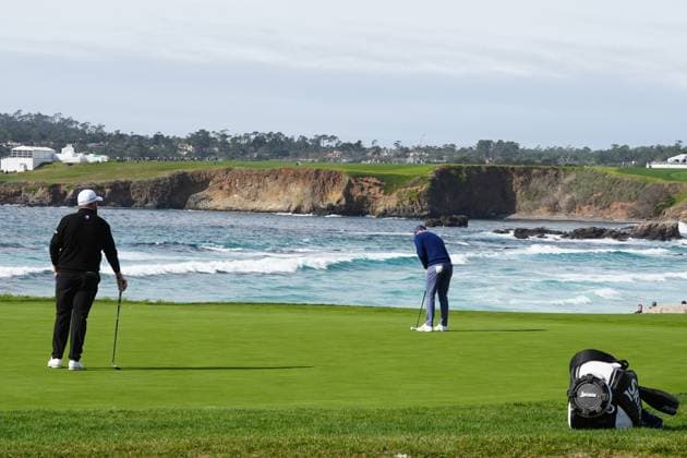 PEBBLE BEACH, CA - FEBRUARY 02: PGA, Golf Herren golfer Rory McIlroy putts on the 10th hole during the AT&T Pebble Beach Pro AM on February 2, 2025, at Pebble Beach Golf Links in Pebble Beach, California. (Photo by Brian Spurlock Icon Sportswire) GOLF: FEB 02 PGA AT&T Pebble Beach Pro-Am EDITORIAL USE ONLY Icon25020250