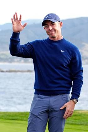 PEBBLE BEACH, CA - FEBRUARY 02: PGA, Golf Herren golfer Rory McIlroy waves to the crowd during the trophy ceremony after winning the AT&T Pebble Beach Pro AM on February 2, 2025, at Pebble Beach Golf Links in Pebble Beach, California. (Photo by Brian Spurlock Icon Sportswire) GOLF: FEB 02 PGA AT&T Pebble Beach Pro-Am EDITORIAL USE ONLY Icon25020263
