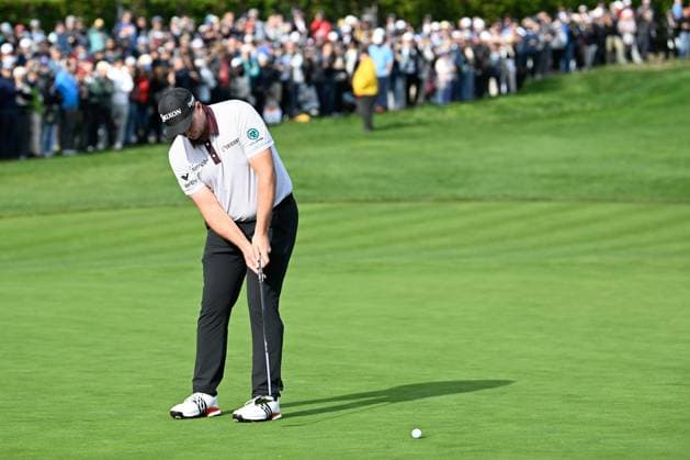 PEBBLE BEACH, CA - FEBRUARY 02: Sepp Straka (USA) watches his long birdie attempt on 17 during the final round of the AT&T Pebble Beach Pro-Am at Pebble Beach Golf Links on February 2, 2025, in Pebble Beach, California. (Photo by Ken Murray Icon Sportswire) GOLF: FEB 02 PGA, Golf Herren AT&T Pebble Beach Pro-Am EDITORIAL USE ONLY Icon250202021