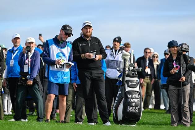 PEBBLE BEACH, CA - FEBRUARY 02: Shane Lowry (IRL) looks over his second shot on 18 during the final round of the AT&T Pebble Beach Pro-Am at Pebble Beach Golf Links on February 2, 2025, in Pebble Beach, California. (Photo by Ken Murray Icon Sportswire) GOLF: FEB 02 PGA, Golf Herren AT&T Pebble Beach Pro-Am EDITORIAL USE ONLY Icon250202028