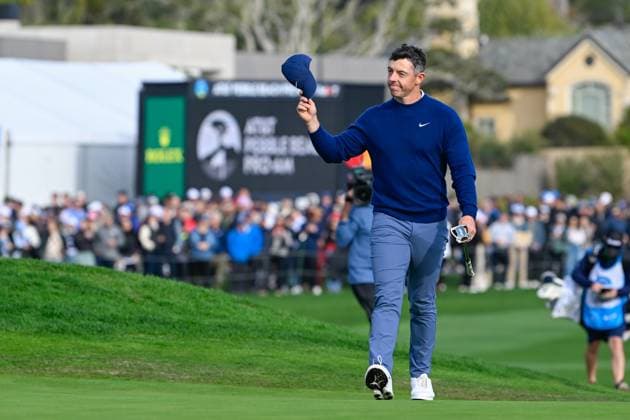 PEBBLE BEACH, CA - FEBRUARY 02: Rory McIlroy (NIR) tips his hat to the gallery as he steps onto the 18th green during the final round of the AT&T Pebble Beach Pro-Am at Pebble Beach Golf Links on February 2, 2025, in Pebble Beach, California. (Photo by Ken Murray Icon Sportswire) GOLF: FEB 02 PGA, Golf Herren AT&T Pebble Beach Pro-Am EDITORIAL USE ONLY Icon250202030