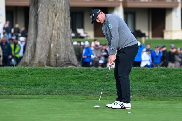 PEBBLE BEACH, CA - FEBRUARY 02: Sepp Straka (USA) sinks his par putt on 18 during the final round of the AT&T Pebble Beach Pro-Am at Pebble Beach Golf Links on February 2, 2025, in Pebble Beach, California. (Photo by Ken Murray Icon Sportswire) GOLF: FEB 02 PGA, Golf Herren AT&T Pebble Beach Pro-Am EDITORIAL USE ONLY Icon250202032