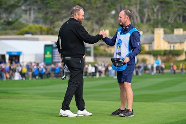 PEBBLE BEACH, CA - FEBRUARY 02: Shane Lowry (IRL) shakes hand with this caddie on the green on 18 after the final round of the AT&T Pebble Beach Pro-Am at Pebble Beach Golf Links on February 2, 2025, in Pebble Beach, California. (Photo by Ken Murray Icon Sportswire) GOLF: FEB 02 PGA, Golf Herren AT&T Pebble Beach Pro-Am EDITORIAL USE ONLY Icon250202034