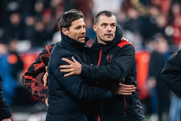 Bayer 04 Leverkusen v TSG 1899 Hoffenheim - Bundesliga Xabi Alonso, Head Coach of Bayer 04 Leverkusen, greets Granit Xhaka after the Bundesliga match between Bayer 04 Leverkusen and TSG 1899 Hoffenheim at BayArena in Leverkusen, Germany, on February 2, 2025. Leverkusen Germany  Copyright: xHeshamxElsherifx originalFilename:elsherif-notitle250202_npIVN.jpg