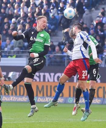 02 02 2025, xblx, Soccer 2 Bundesliga, Hamburger SV Hannover 96 v l Havard Nielsen Hannover 96 , Jonas Meffert Hamburger SV , Fabian Kunze Hannover 96 DFL DFB REGULATIONS PROHIBIT ANY USE OF PHOTOGRAPHS as IMAGE SEQUENCES and or QUASI VIDEO Hamburg
