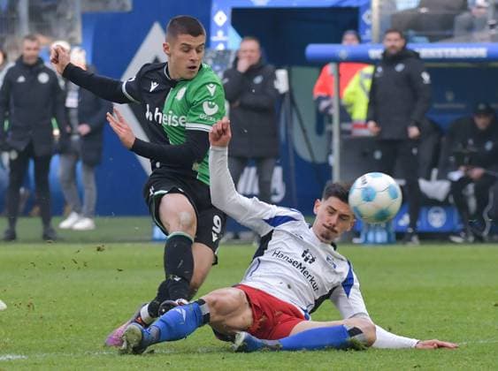 02 02 2025, xblx, Soccer 2 Bundesliga, Hamburger SV Hannover 96 v l Nicolo Tresoldi Hannover 96 , Dennis Hadzikadunic Hamburg, HSV, Hamburger SV DFL DFB REGULATIONS PROHIBIT ANY USE OF PHOTOGRAPHS as IMAGE SEQUENCES and or QUASI VIDEO Hamburg