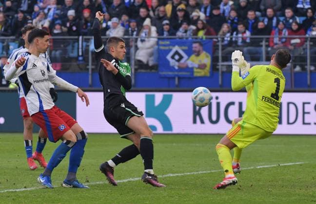 02 02 2025, xblx, Soccer 2 Bundesliga, Hamburger SV Hannover 96 v l Dennis Hadzikadunic Hamburg, HSV, Hamburger SV , Nicolo Tresoldi Hannover 96 , Daniel Heuer Fernandes Hamburg, HSV, Hamburger SV DFL DFB REGULATIONS PROHIBIT ANY USE OF PHOTOGRAPHS as IMAGE SEQUENCES and or QUASI VIDEO Hamburg
