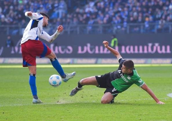 02 02 2025, xblx, Soccer 2 Bundesliga, Hamburger SV Hannover 96 v l Daniel Elfadli Hamburg, HSV, Hamburger SV , Nicolo Tresoldi Hannover 96 DFL DFB REGULATIONS PROHIBIT ANY USE OF PHOTOGRAPHS as IMAGE SEQUENCES and or QUASI VIDEO Hamburg