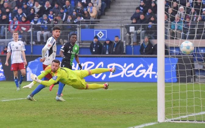 02 02 2025, xblx, Fußball 2 Bundesliga, Hamburger SV Hannover 96 v l Rabbi Matondo Hannover 96 , Goal scored, Tor zum 1 2, Daniel Heuer Fernandes Hamburg, HSV, Hamburger SV DFL DFB REGULATIONS PROHIBIT ANY USE OF PHOTOGRAPHS as IMAGE SEQUENCES and or QUASI VIDEO Hamburg