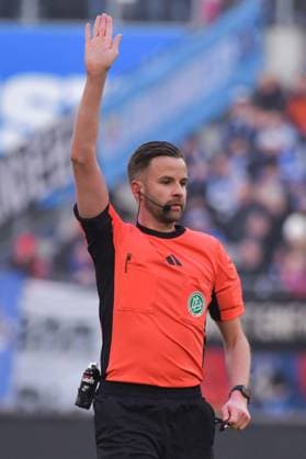 02 02 2025, xblx, Soccer 2 Bundesliga, Hamburger SV Hannover 96 v l Referee Michael Bacher DFL DFB REGULATIONS PROHIBIT ANY USE OF PHOTOGRAPHS as IMAGE SEQUENCES and or QUASI VIDEO Hamburg