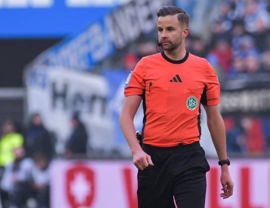 02 02 2025, xblx, Soccer 2 Bundesliga, Hamburger SV Hannover 96 v l Referee Michael Bacher DFL DFB REGULATIONS PROHIBIT ANY USE OF PHOTOGRAPHS as IMAGE SEQUENCES and or QUASI VIDEO Hamburg