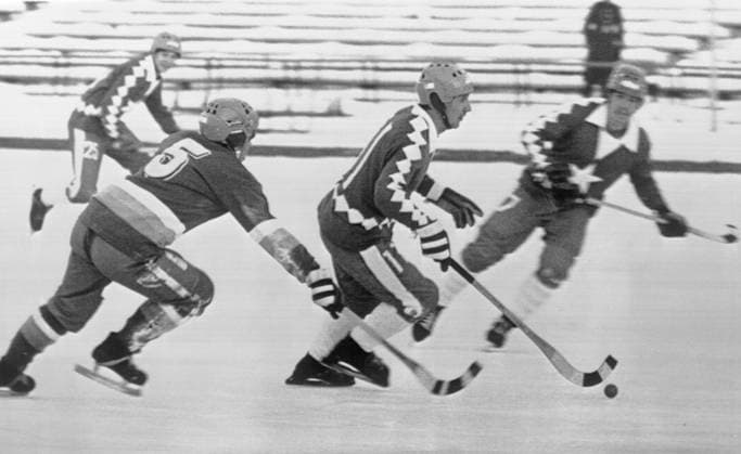 Archivbilder der Woche SPORT KW06 Sverdlovsk, USSR. Players take part in the first round match of the 38th USSR Bandy Championships between the teams SKA (Sverdlovsk) and Stroitel (Syktyvkar). The Sverdlovsk team won with a score of 6:4. Telephoto. The highest quality available. Anatoly Semekhin TASS  77479423