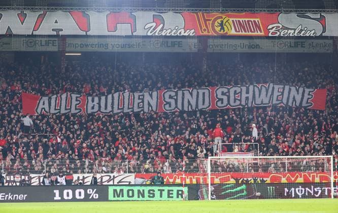 Union Berlin RB Leipzig Bundesliga Berlin, 01 02 2025, Alte Försterei, Fußball Bundesliga, Spieltag 20 , 1 FC Union Berlin vs RB Leipzig 0 0 , Im Bild Fans von Union Berlin mit Anti Red Bull Transparent ALLE BULLEN SIND SCHWEINE , Nur für journalistische Zwecke Only for editorial use , DFL regulations prohibit any use of photographs as image sequences and or quasi video , Picture Point
