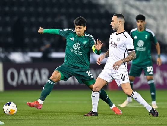 AFC CHAMPIONS LEAGUE ELITE, AL SADD SC (QTR) v AL AHLI SAUDI FC (KSA) Guilherme Torres (R) of Al Sadd SC and Roberto Firmino of Al Ahli SFC in action during the AFC Champions League elite west football match between Qatar s Al Sadd SC and Saudi Arabia s Al Ahli SFC at Jassim Bin Hamad Stadium in Doha, Qatar, on February 03, 2024. DOHA Qatar Copyright: xNAUSHADx
