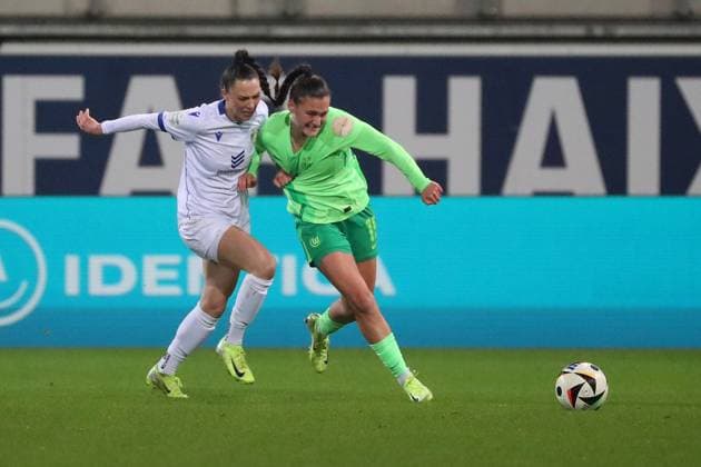 VfL vs Jena, BL Women Wolfsburg, 03 02 2025, FUßBALL VfL Wolfsburg vs FC Carl Zeiss Jena, Google Pixel Women Bundesliga, Season 2024 25 Nelly Juckel Jena , Diana Nemeth VfL Wolfsburg Wolfsburg