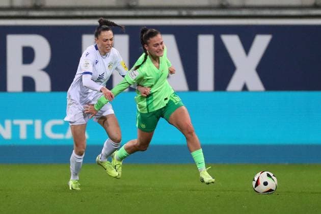 VfL vs Jena, BL Women Wolfsburg, 03 02 2025, FUßBALL VfL Wolfsburg vs FC Carl Zeiss Jena, Google Pixel Women Bundesliga, Season 2024 25 Nelly Juckel Jena , Diana Nemeth VfL Wolfsburg Wolfsburg