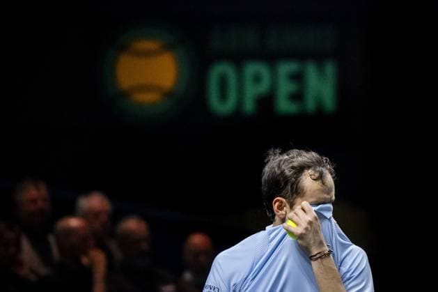 Sport Bilder des Tages ROTTERDAM - Daniil Medvedev (RUS) in action against Stan Wawrinka (SUI) on the first day of the ABN AMRO Open tennis tournament in Ahoy. ANP SANDER KONING ABN AMRO Open - Day One 2025 xVIxANPxSportx xxANPxIVx 519085582 originalFilename: 519085582.jpg