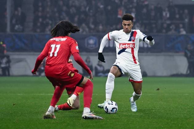 FOOTBALL : Le Mans vs PSG - Coupe de France - 04 02 2025 Desire Doue ( 11 - PSG ) and Burlet Vincent ( 11 - Le Mans ) during the French Cup match between Le Mans FC and Paris Saint Germain at Stade Marie Marvingt on February 04, 2025 in Le Mans , France. ( Photo by Dante Badano PsnewZ ) - Le MansFrance  Copyright: xDantexBadanox