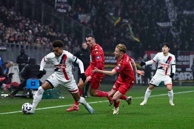 FOOTBALL : Le Mans vs PSG - Coupe de France - 04 02 2025 Desire Doue ( 11 - PSG ) and Rossignol Martin ( 6 - Le Mans ) during the French Cup match between Le Mans FC and Paris Saint Germain at Stade Marie Marvingt on February 04, 2025 in Le Mans , France. ( Photo by Dante Badano PsnewZ ) - Le MansFrance  Copyright: xDantexBadanox