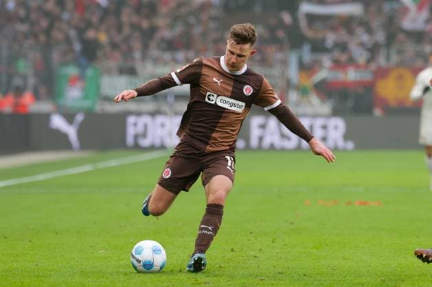 GER, Hamburg, Fußball, DFB, FC St Pauli vs FC Augsburg , im Millerntor Stadion , 01 02 2025 , v l Johannes Eggestein FC St Pauli am Ball, Freisteller, Einzelbild, Ganzkoerper, Aktion, Action, Spielzene DFL regulations prohibit any use of photographs as image sequences and or quasi video Copyright: HMBxMedia FernandoxSoares