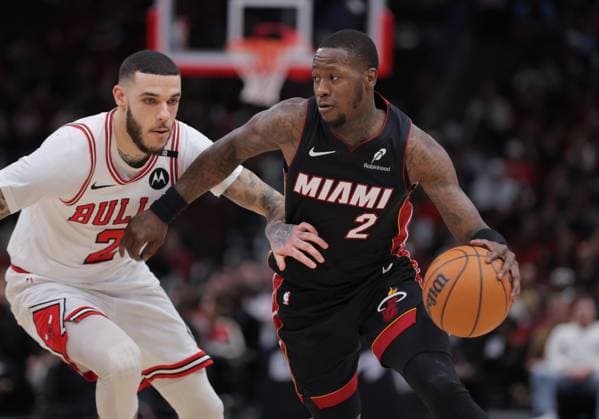 CHICAGO, IL - FEBRUARY 04: Terry Rozier 2 of the Miami Heat drives to the basket against Lonzo Ball 2 of the Chicago Bulls during the second half on February 4, 2025 at the United Center in Chicago, Illinois. (Photo by Melissa Tamez Icon Sportswire) NBA, Basketball Herren, USA FEB 04 Heat at Bulls EDITORIAL USE ONLY Icon250204027
