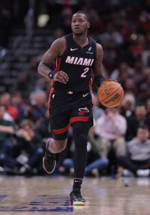 CHICAGO, IL - FEBRUARY 04: Terry Rozier 2 of the Miami Heat brings the ball up court during the second half against the Chicago Bulls on February 4, 2025 at the United Center in Chicago, Illinois. (Photo by Melissa Tamez Icon Sportswire) NBA, Basketball Herren, USA FEB 04 Heat at Bulls EDITORIAL USE ONLY Icon250204113