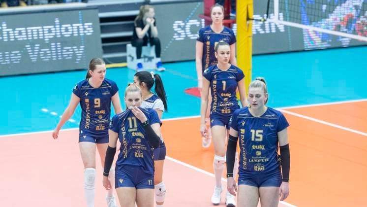 5 2 2025, Volleyball, Women, CEV Champions League Volley 2025, Preliminary round, Playoff, First leg, SSC Palmberg Schwerin Germany Pro Victoria Pallavolo Monza Italy Disappointment for the volleyball players of SSC Palmberg Schwerin Leana Grozer SSC Palmberg Schwerin, left , Anne Hölzig SSC Palmberg Schwerin, 2 f left , Elles Dambrink SSC Palmberg Schwerin, right , Karla Antunovic SSC Palmberg Schwerin, 2 f right Schwerin Palmberg Arena Mecklenburg Vorpommern Germany