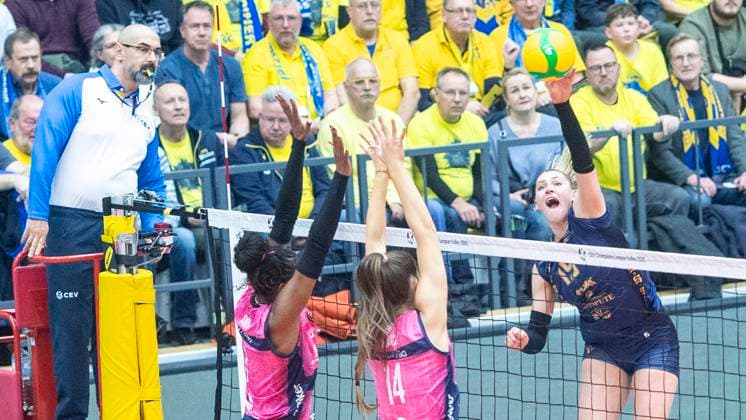 5 2 2025, Volleyball, Women, CEV Champions League Volley 2025, preliminary round, playoff, first leg, SSC Palmberg Schwerin Germany Pro Victoria Pallavolo Monza Italy Satomi Pukudome Pro Victoria Pallavolo Monza, left and Hena Kurtagic Pro Victoria Pallavolo Monza, center against Elles Dambrink SSC Palmberg Schwerin, right Schwerin Palmberg Arena Mecklenburg Vorpommern Germany