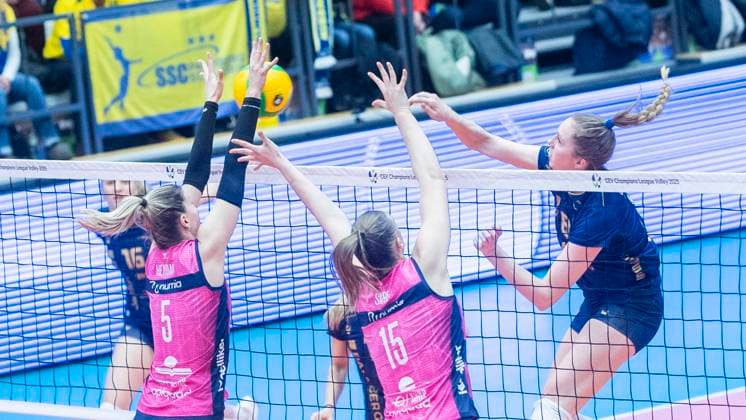 5 2 2025, Volleyball, Women, CEV Champions League Volley 2025, preliminary round, playoff, first leg, SSC Palmberg Schwerin Germany Pro Victoria Pallavolo Monza Italy Laura Heyrman Pro Victoria Pallavolo Monza, left and Anna Smrek Pro Victoria Pallavolo Monza, center against Britte Stuut SSC Palmberg Schwerin, right Schwerin Palmberg Arena Mecklenburg Vorpommern Germany