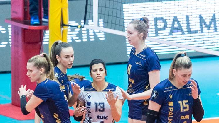 5 2 2025, Volleyball, Women, CEV Champions League Volley 2025, Preliminary round, Playoff, First leg, SSC Palmberg Schwerin Germany Pro Victoria Pallavolo Monza Italy Disappointment for the volleyball players of SSC Palmberg Schwerin Anne Hölzig SSC Palmberg Schwerin, left , Karla Antunovic SSC Palmberg Schwerin, 2 f left , Patricia Llabres Herrera SSC Palmberg Schwerin, center , Britte Stuut SSC Palmberg Schwerin, 2 f right , Elles Dambrink SSC Palmberg Schwerin, right Schwerin Palmberg Arena Mecklenburg Vorpommern Germany