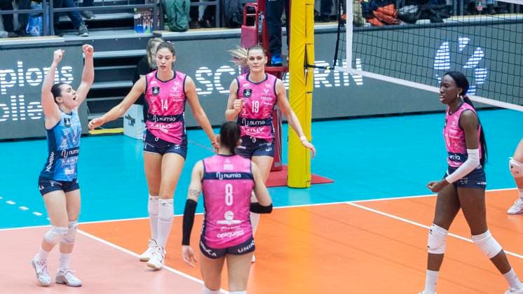 5.2.2025, Volleyball, Frauen, CEV Champions League Volley 2025, Vorrunde, Playoff, Hinspiel, SSC Palmberg Schwerin (Deutschland) - Pro Victoria Pallavolo Monza (Italien) Die Spielerinnen von Pro Victoria Pallavolo Monza (Italien) jubeln. Schwerin Palmberg Arena Mecklenburg-Vorpommern Deutschland