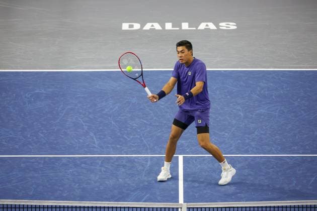 Sport Bilder des Tages FRISCO, TX - FEBRUARY 05: Brandon Nakashima (USA) hits a volley during the first round of the Dallas Open on February 5, 2025, at Ford Center at The Star in Frisco, TX. (Photo by George Walker Icon Sportswire) TENNIS: FEB 05 Dallas Open EDITORIAL USE ONLY Icon25020504