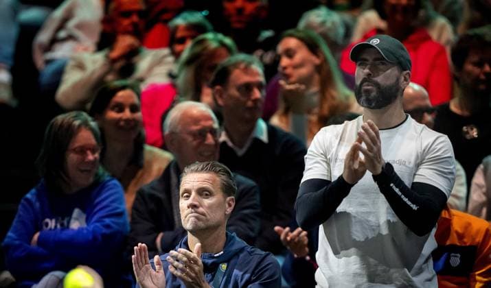 ROTTERDAM - Coach Dennis Sporrel (m) of Tallon Griekspoor (NED) in the match against Stefanos Tsitsipas (GRE) on the fourth day of the ABN AMRO Open tennis tournament in Ahoy. ANP SANDER KING ABN AMRO Open - Day Four 2025 xVIxANPxSportx xxANPxIVx 519273989 originalFilename: 519273989.jpg