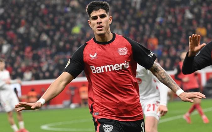 05 02 2025, xjrdrx, Fußball DFB Pokal 1 4 Finale, Bayer 04 Leverkusen 1 FC Köln emspor, v l Piero Hincapie Bayer Leverkusen gibt Anweisungen, gestikuliert, mit den Armen gestikulieren gives instructions, gesticulate DFL DFB REGULATIONS PROHIBIT ANY USE OF PHOTOGRAPHS as IMAGE SEQUENCES and or QUASI VIDEO Leverkusen