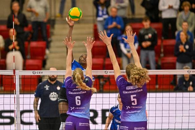 CEV CL Allianz MTV Stuttgart KS DevelopRes Rzeszów 06 02 2025 CEV, ChampionsLeague,, Volleyball, Women, Season 2024 25, Allianz MTV Stuttgart in blue , against KS DevelopRes Rzeszów Poland, in white purple , Krystal Rivers against 6 Marrit Jasper and 5 Agnieszka Korneluk, Copyright: xBEAUTIFULxSPORTS TomxBlochx