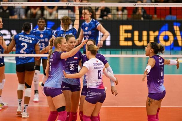 CEV CL Allianz MTV Stuttgart KS DevelopRes Rzeszów 06 02 2025 CEV, ChampionsLeague,, Volleyball, Women, Season 2024 25, Allianz MTV Stuttgart in blue , against KS DevelopRes Rzeszów Poland, in white purple , Sabrina De Jesus Machado, right, with team, Copyright: xBEAUTIFULxSPORTS TomxBlochx