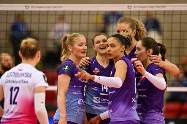 CEV CL Allianz MTV Stuttgart KS DevelopRes Rzeszów 06 02 2025 CEV, ChampionsLeague,, Volleyball, Women, Season 2024 25, Allianz MTV Stuttgart in blue , against KS DevelopRes Rzeszów Poland, in white purple , Sabrina De Jesus Machado, front, with team, Copyright: xBEAUTIFULxSPORTS TomxBlochx