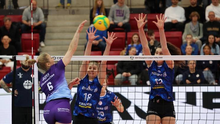 Stuttgart , Volleyball Chamoions League PlayOff first leg women, Allianz MTV Stuttgart vs KS DevelopRes Rzeszow , from left Merrit Jasper Rzeszow Pia Kästner Lucia Varela Gomez Stgt