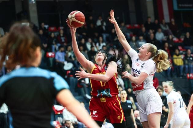 BASKETBALL - FIBA Quali, AUT vs ESP VIENNA,AUSTRIA,06.FEB.25 - BASKETBALL - FIBA Women s EURO Basket 2025, qualification, international match, Länderspiel, Nationalmannschaft Austria vs Spain. Image shows Megan Gustafson (ESP) and Sina Elke Hoellerl (AUT).  GEPAxpictures xArminxRauthner