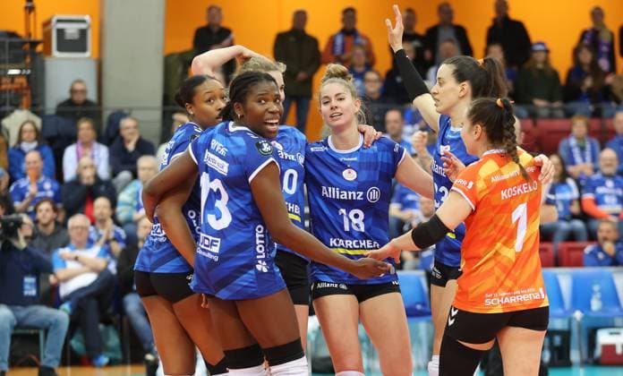 Stuttgart , Volleyball Chamoions League PlayOff first leg women, Allianz MTV Stuttgart vs KS DevelopRes Rzeszow , cheering Stuttgart , from left Krystal Rivers Pia Kästner